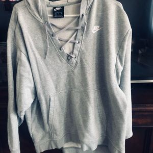 In good condition Nike sweatshirt. Light gray